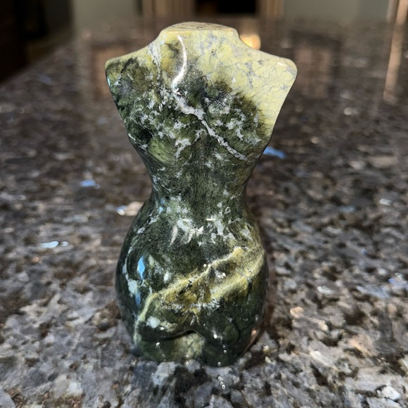 Goddess/Femme Form - Green Serpentine 5.25” - Picture 6 of 9